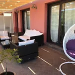Angela Luxury تْشيفالو